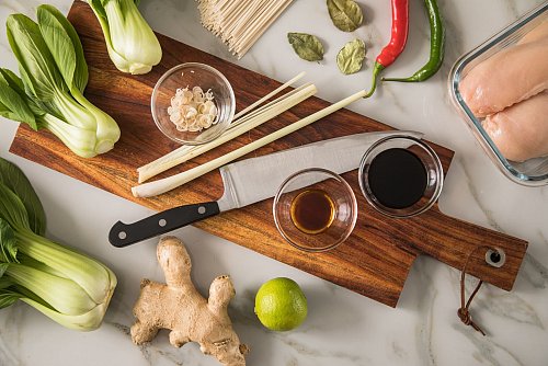 In der asiatischen Küche werden oft Säure, Schärfe und Süße miteinander kombiniert. Typische Zutaten für eine Soße sind etwa Chili, Zitronengras, Ingwer, Koriander, Currypaste, Fischsoße oder Limonensaft. - © Christin Klose/dpa-tmn