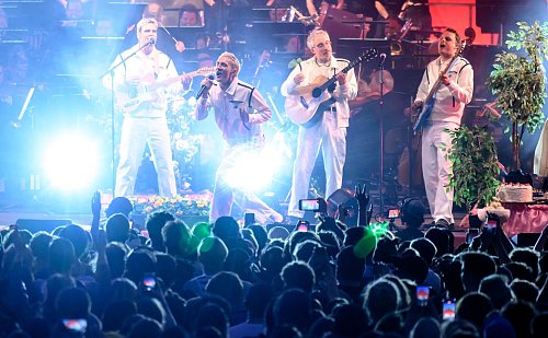 Überraschungsgast beim Eröffnungskonzert des «Kosmos»-Festivals im Sommer: die Chemnitzer Band Kraftklub. (Archivbild) - © Hendrik Schmidt/dpa