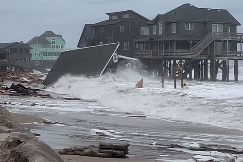 Vor der Küste des Bundesstaates North Carolina stürzten bei hoher Brandung fünf unbewohnte Häuser ins Meer. - © Heather Jennette/Heather Jennette/AP/dpa