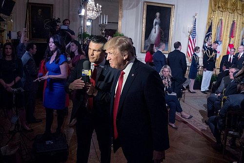 Obwohl Hegseth nach seiner Nominierung zunehmend in Bedrängnis geraten ist, hält Trump an ihm fest. (Archivbild) - © Andrew Harnik/AP