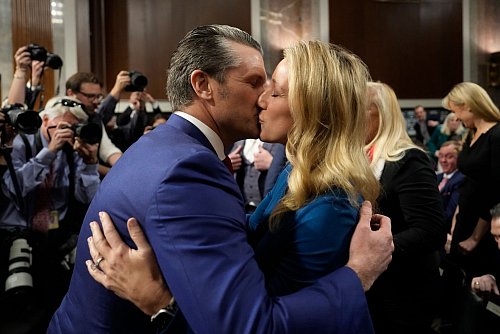 Pete Hegseth ist inzwischen mit Jennifer Rauchet verheiratet. (Archivbild) - © Ben Curtis/AP/dpa