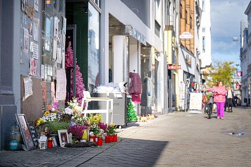 Die tödlichen Polizeischüsse auf einen jungen Mann in Oldenburg haben für große Anteilnahme und eine gesellschaftliche Debatte gesorgt. (Archivbild) - © Sina Schuldt/dpa