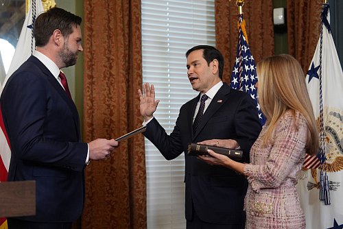 Marco Rubio ist der neue US-Außenminister - und das erste Kabinettsmitglied, das bestätigt und vereidigt ist. - © Evan Vucci/AP/dpa