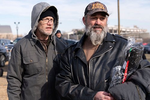Nach Trumps Begnadigungen sind einige seiner Anhänger, die im Zusammenhang mit der Erstürmung des US-Kapitols vor vier Jahren verurteilt wurden, wieder auf freiem Fuß. - © Jose Luis Magana/FR159526 AP/AP/dpa