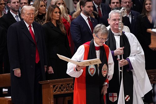 Der erste volle Tag im Amt beginnt mit einem Gottesdienst für Trump - und mahnenden Worten der Geistlichen. - © Evan Vucci/AP/dpa