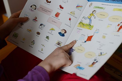 Ça va: Nicht nur Kinder, auch Erwachsene können Familiensprachen in Wort und Schrift lernen. - © Jens Kalaene/dpa-Zentralbild/dpa-tmn