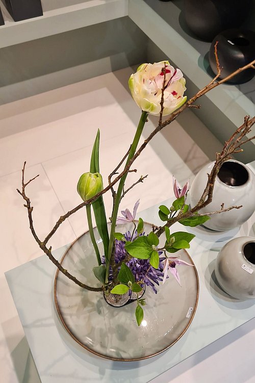Im Ikebana-Stil: Besucher der Messe Ambiente 2025 konnten solche Blumenarrangements an vielen Ecken sehen - etwa am Stand von ASA. - © Isabelle Modler/dpa-tmn