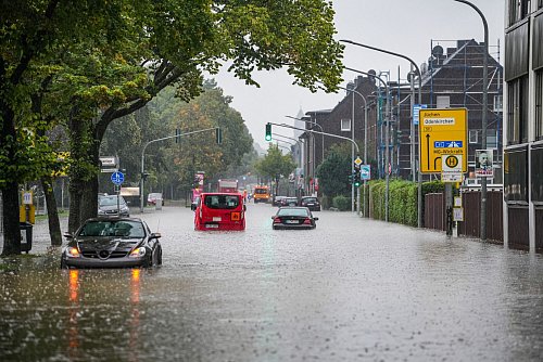 Überflutete Straßen und Keller: Die Feuerwehr in NRW ist im Großeinsatz. - © Roland Heitink/Persbureau Heitink/dpa