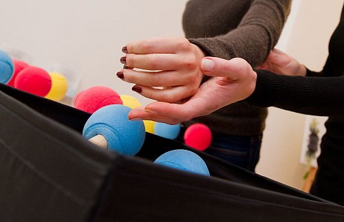 Damit sich Einschränkungen nach einem Schlaganfall bessern, kommt unter anderem Ergotherapie zum Einsatz. - © Franziska Gabbert/dpa-tmn