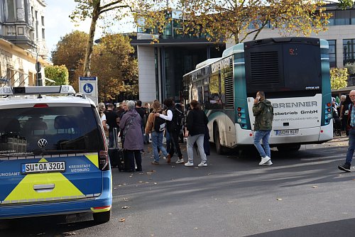Fahrzeuge der Polizei stehen am Siegburger Bahnhof. - © Fototeam Raitz & Böhm/dpa