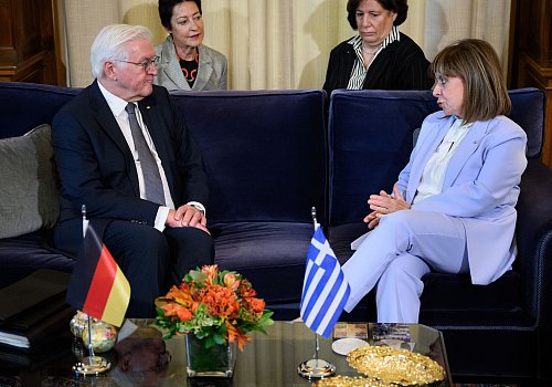Bundespräsident Frank-Walter Steinmeier wird in Athen mit Reparationsfragen konfrontiert. - © Bernd von Jutrczenka/dpa