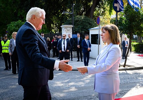 Bundespräsident Frank-Walter Steinmeier wird in Athen mit Reparationsfragen konfrontiert. - © Bernd von Jutrczenka/dpa