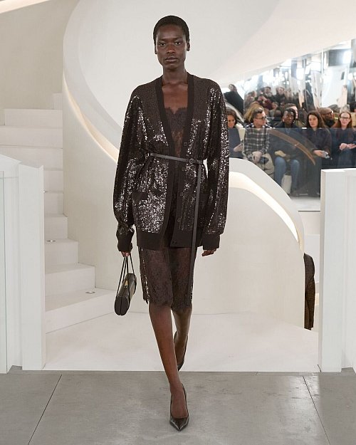 In Kombination mit Feinstrick-Teilen lässt sich Glitzer downgraden und passt dann auch für ein schickes Dinner, hier ein Beispiel von Michael Kors Collection (Preis auf Anfrage). - © Michael Kors Collection/dpa-tmn