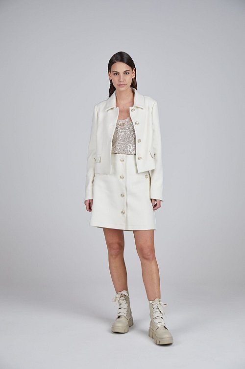Das Pailletten-Top wird bei Marc Aurel zum Hingucker fürs Casual-Outfit (Jacke ca. 280 Euro, Pailletten-Top ca. 120 Euro, Rock ca. 160 Euro). - © Marc Aurel/dpa-tmn