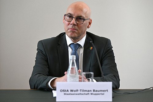 Mit den Waffen hätten Kriminelle verheerende Verbrechen verüben können, sagt Oberstaatsanwalt Wolf-Tilman Baumert. - © Federico Gambarini/dpa