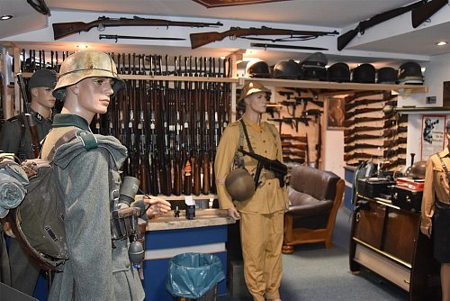 Unzählige Weltkriegswaffen, Wehrmachtsuniformen und auch aktuellere Kriegswaffen fanden die Beamten im Keller eines Hauptbeschuldigten. - © --/Polizei Wuppertal/dpa
