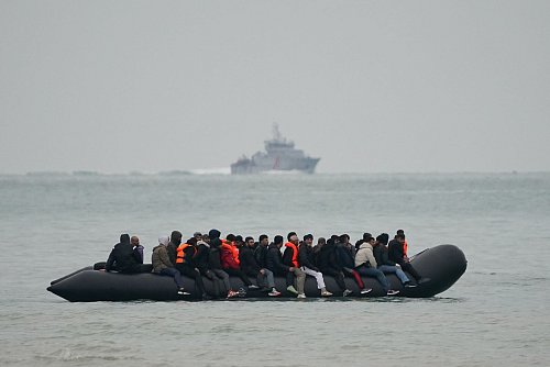Die Migration in kleinen Booten über den Ärmelkanal ist ein Reizthema in Großbritannien. (Archivbild) - © Gareth Fuller/PA Wire/dpa