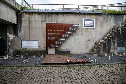 «Liebe hört niemals auf» steht auf der Gedenkstätte für die Opfer der Loveparade-Katastrophe. - © Christoph Reichwein/dpa