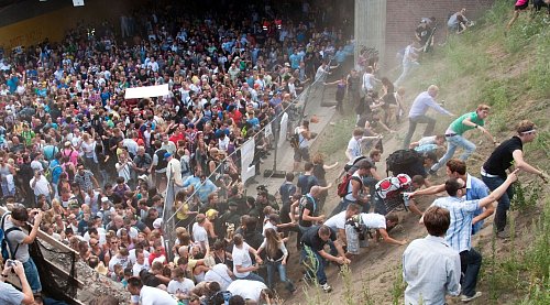 21 Menschen starben in dem Gedränge am einzigen Ein- und Ausgang zur Loveparade, mehr als 500 wurden verletzt. (Archivbild) - © Erik Wiffers/dpa