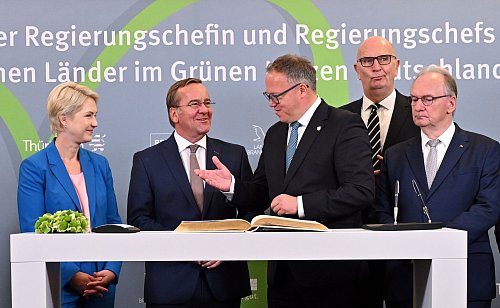 Bundesverteidigungsminister Boris Pistorius nahm auf Schloss Ettersburg an Beratungen der ostdeutschen Ministerpräsidenten teil. Es ging um die Verteidigungsfähigkeit. - © Martin Schutt/dpa