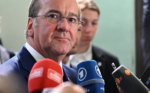 «Unsere Hauptaufgabe ist, schnell Verteidigungsfähigkeit und schnell Vollausstattung herbeizuführen», sagt Verteidigungsminister Pistorius. - © Martin Schutt/dpa