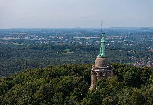 Stolz ragt das Denkmal über dem kleinsten NRW-Landesteil Lippe. - © Friso Gentsch/dpa