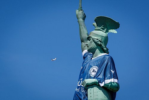 Im Frühjahr 2025 trug der Hermann das Trikot von Arminia Bielefeld. (Archivbild) - © Friso Gentsch/dpa