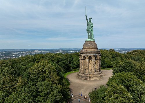 Die Besucher haben einen schönen Fernblick über die Höhen des Teutoburger Waldes. - © Friso Gentsch/dpa