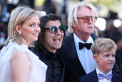Der Regisseur Fatih Akin und einige seiner Schauspieler vom Film «Amrum» bei den Filmfestspielen von Cannes. (Archivbild) - © Sameer Al-Doumy/AFP/dpa