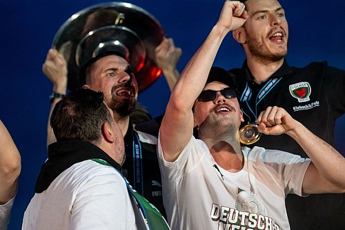 Die Meisterschale blieb nicht lange trocken. - © Fabian Sommer/dpa