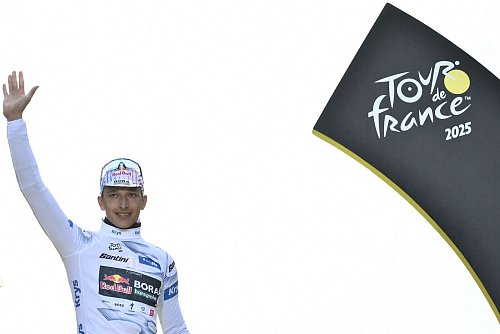 Florian Lipowitz feierte bei der Tour 2025 einen Podiumsplatz und gewann das Weiße Trikot des besten Nachwuchsfahrers. - © Marco Bertorello/AFP/dpa