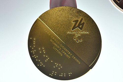 Die Goldmedaille der Winter-Paralympics 2026 von Mailand Cortina. - © Luigi Costantini/AP/dpa