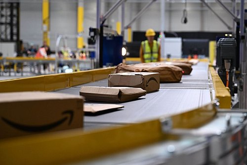 In dem Dortmunder Innovationszentrum erprobt Amazon, wie Pakete besonders schnell und effizient sortiert und weiterverschickt werden können. - © Wolf von Dewitz/dpa