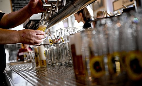 Die Gastronomen kämpfen mit hohen Kosten. - © Britta Pedersen/dpa