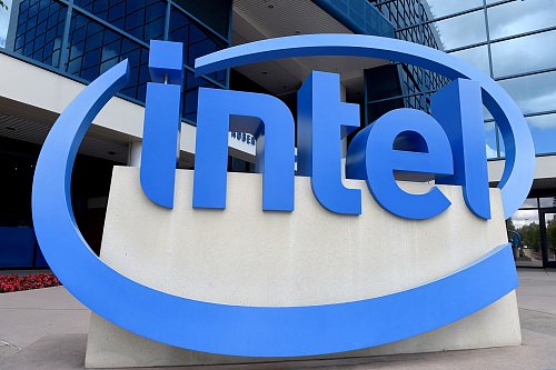 Der einstige Branchenpionier Intel kämpft mit Geldsorgen und muss sparen. (Archiv) - © Andrej Sokolow/dpa