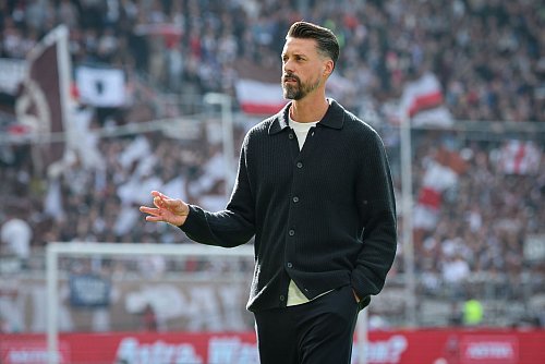 Augsburgs Trainer Sandro Wagner. - © Christian Charisius/dpa