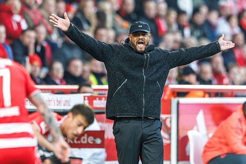 Vincent Kompany verzichtete auf große Rotation nach dem Kraftakt von Paris. - © Andreas Gora/dpa