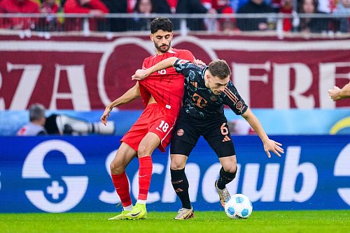 Joshua Kimmich, hier bedrängt von Freiburgs Eren Dinkci, war mit dem Bayern-Auftritt zufrieden. - © Tom Weller/dpa