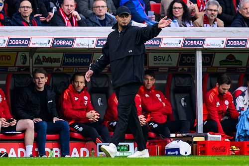 Bayern-Coach Vincent Kompany sah nicht das schönste Spiel seiner Elf, aber einen «schönen Sieg». - © Tom Weller/dpa