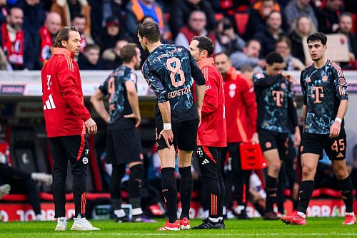 Der linke Oberschenkel zwickt: Für Leon Goretzka war schon vor der Pause Schluss. - © Tom Weller/dpa
