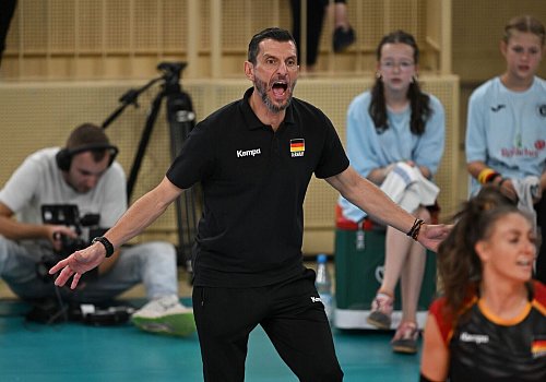 Bregoli bringt Emotionen von der Seitenlinie. - © Arne Dedert/dpa