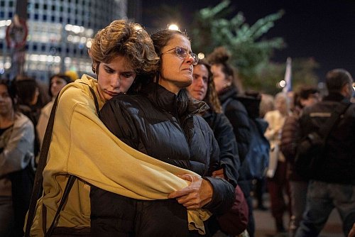 Die Demonstranten unterstellen Netanjahu, er wolle den Krieg verlängern und deshalb einen Geisel-Deal sabotieren. - © Ilia Yefimovich/dpa