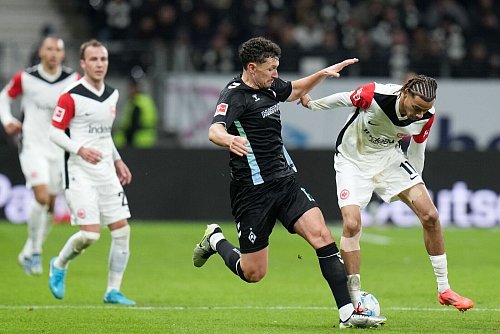 Eintracht Frankfurt um Hugo Ekitiké (r) und Werder Bremen um Milos Veljkovic (l) lieferten sich viele harte Zweikämpfe. - © Thomas Frey/dpa