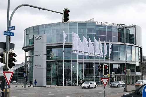 Das Audi-Forum in Ingolstadt. - © Daniel Löb/dpa