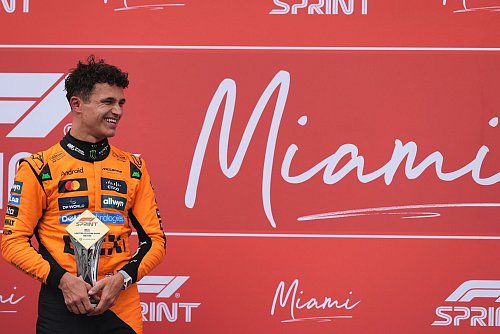 Lando Norris war im Chaos-Sprint von Miami richtig cool. - © Rebecca Blackwell/AP/dpa