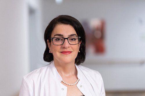 Kyriakoula Manaridou ist Chefärztin der Klinik für Psychiatrie und Psychotherapie des Ameos Klinikums St. Josef Oberhausen. Dort arbeitet sie mit Adipositas-Patientinnen und -Patienten. - © AMEOS/dpa-tmn