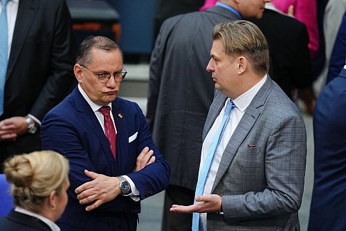 Die AfD-Spitze - links Parteichef Tino Chrupalla - ist wieder einmal mit Negativ-Schlagzeilen um Parteikollege Maximilian Krah (r.) konfrontiert. Krah ist gerade erst neu in den Bundestag eingezogen. (Archivbild) - © Kay Nietfeld/dpa