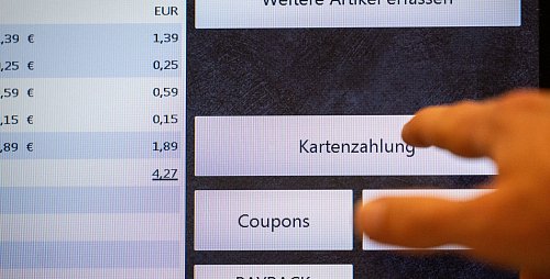 An Selbstbedienungskassen wird weit häufiger geklaut. (Symbolbild) - © Leonie Asendorpf/dpa