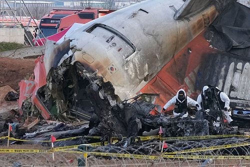 Experten aus den USA und Südkorea ermitteln zur Unfallursache. - © Ahn Young-joon/AP/dpa