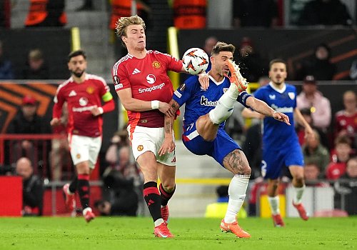 Stehen im Endspiel: Stürmer Rasmus Höjlund (l) und Manchester United. - © Martin Rickett/PA Wire/dpa